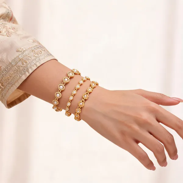 Gold_Brass_Heart_Stone_Embellished_Link_Bracelet_Set_For_Women