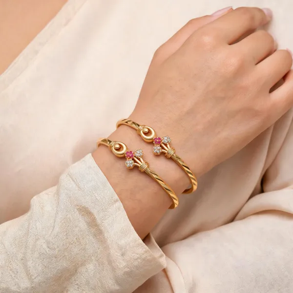 Gold_Brass_Floral_Stone_Embellished_Bangle_For_Women