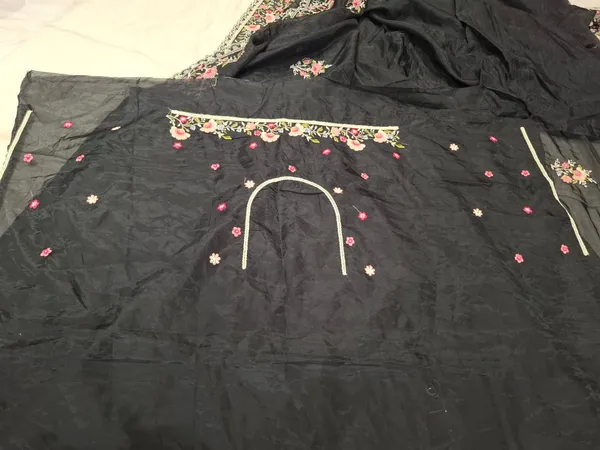 Black_Mix_Chiffon_Floral_Saree_With_Blouse_For_Women