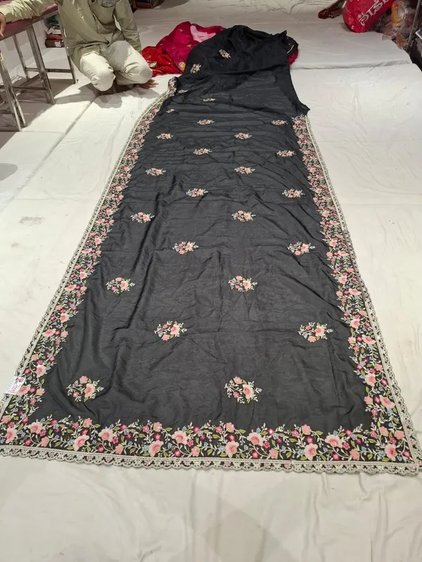 Black_Mix_Chiffon_Floral_Saree_With_Blouse_For_Women