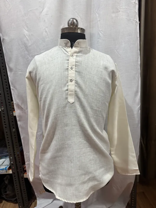 Off_White_Textured_Regular_Fit_Kurta_for_Men
