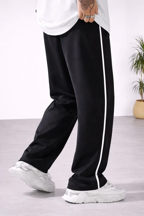 Black_Straight_Fit_Track_Pants_For_Men