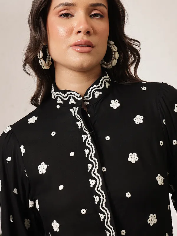 Black_Floral_Print_Regular_Fit_Shirt_for_Women
