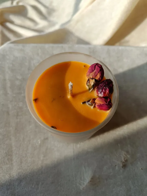 Hand_Made_Frosted_Jar_Candle_With_Delicate_Lilly_Dark_Red_Rose_Aroma_Candle