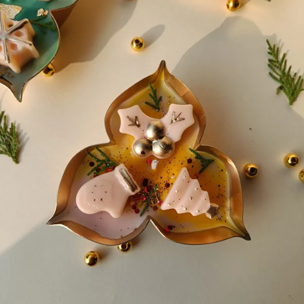 Urli_With_3_Petals_Premium_Aroma_Rose_Jasmine_Lavender_Colour_Combo_Candle