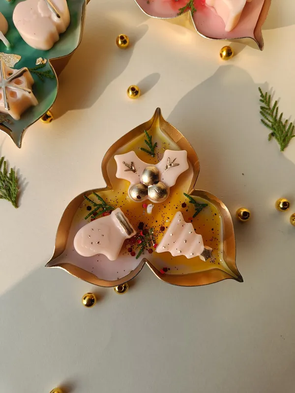 Urli_With_3_Petals_Premium_Aroma_Rose_Jasmine_Lavender_Colour_Combo_Candle
