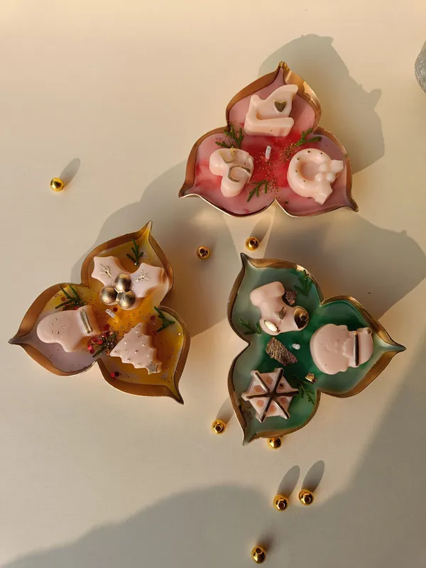 Urli_With_3_Petals_Premium_Aroma_Rose_Jasmine_Lavender_Colour_Combo_Candle