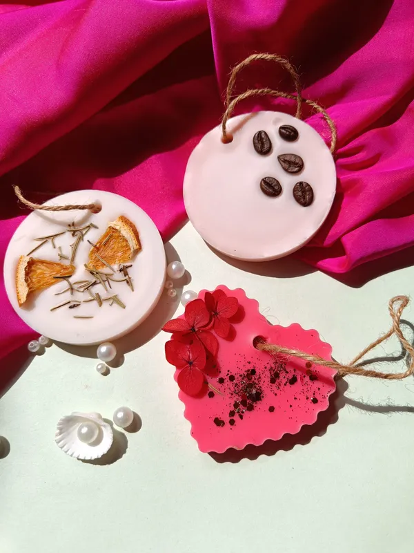 Scented_Wax_Sachet_For_Wardrobe_Fresheners_For_Clothes_Set_Of_3_Candle