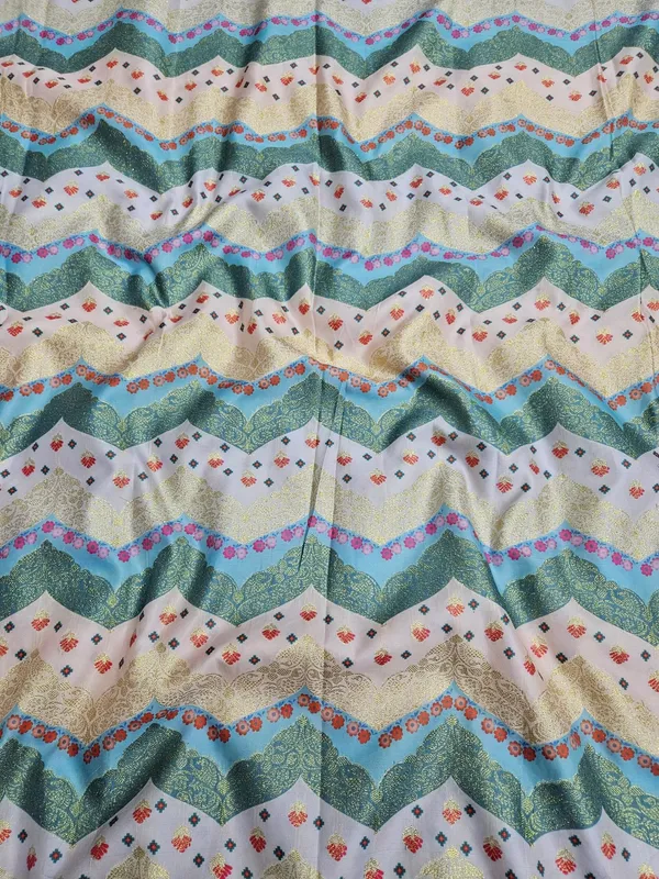 Soft_Shimmer_Position_Print_With_Heavy_Jaquard_Design