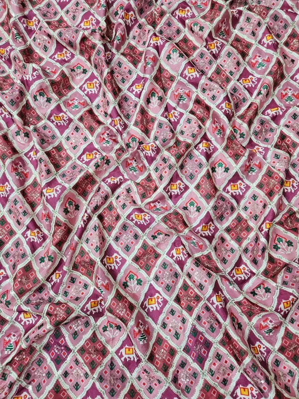 Onion_Patola_Position_Print_On_D_Crepe_Fabric