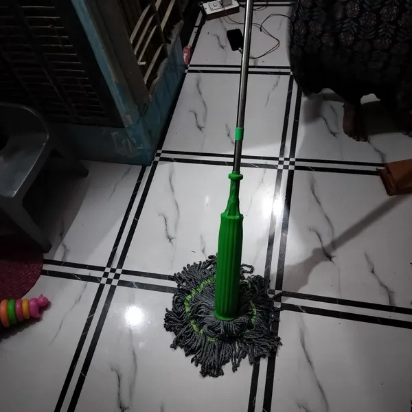 Microfiber_Floor_Mop_With_Self_Wringing_System