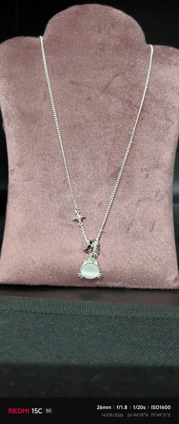 Silver_Tone_Decorative_Pendant_Necklace