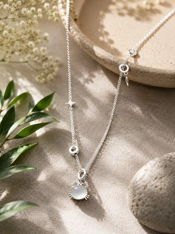 Silver_Tone_Decorative_Pendant_Necklace