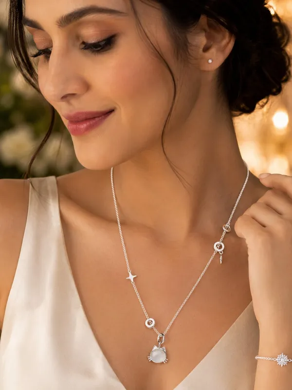 Silver_Tone_Decorative_Pendant_Necklace