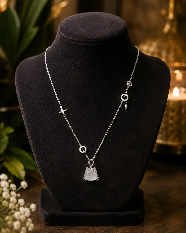 Silver_Tone_Decorative_Pendant_Necklace