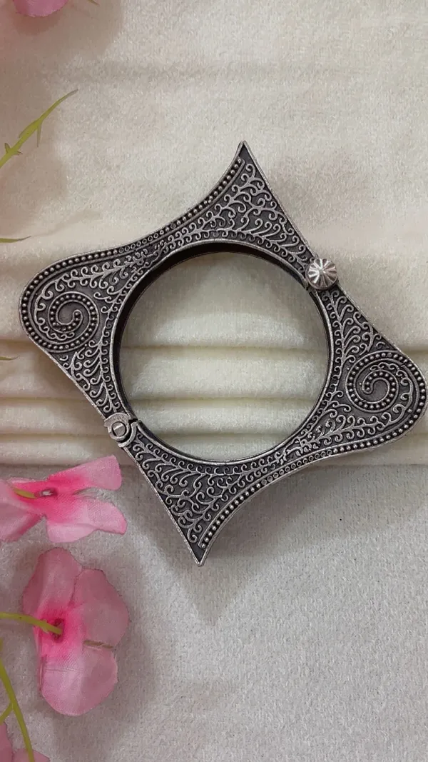 Silver-Tone_Oxidized_Square_Design_Bangle_for_Women