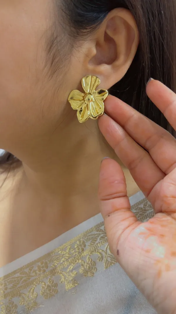 Gold-Tone_Floral_Stud_Earrings_for_Women