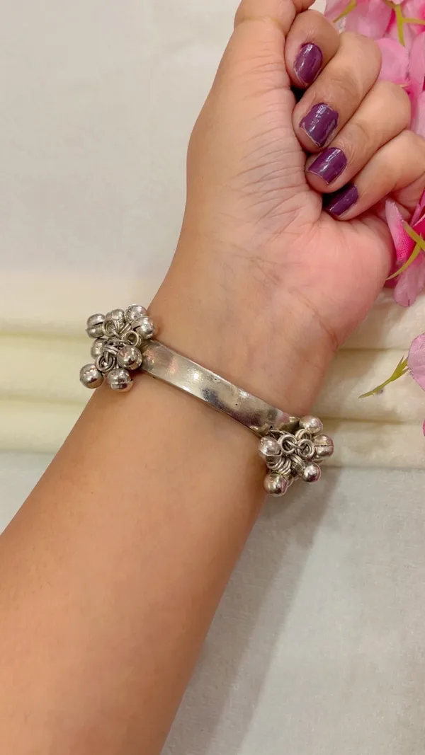 Silver_Oxidised_Floral_Charm_Bracelet_for_Women