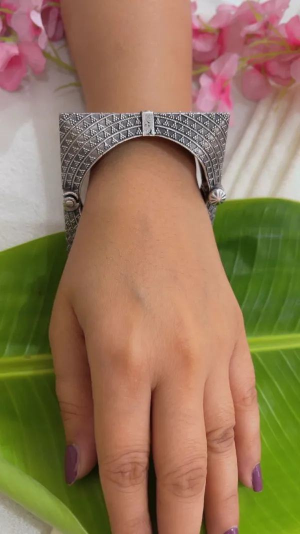 Silver_Oxidised_Broad_Cuff_Bracelet_for_Women