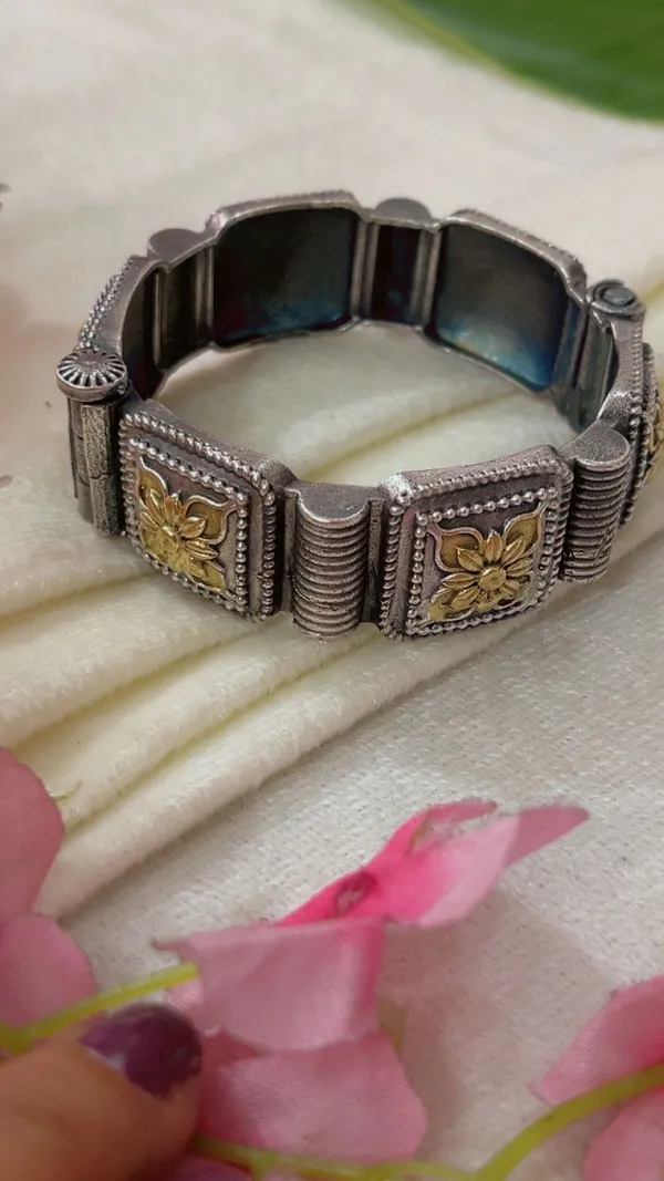 Silver_Oxidized_Floral_Bracelet_for_Women