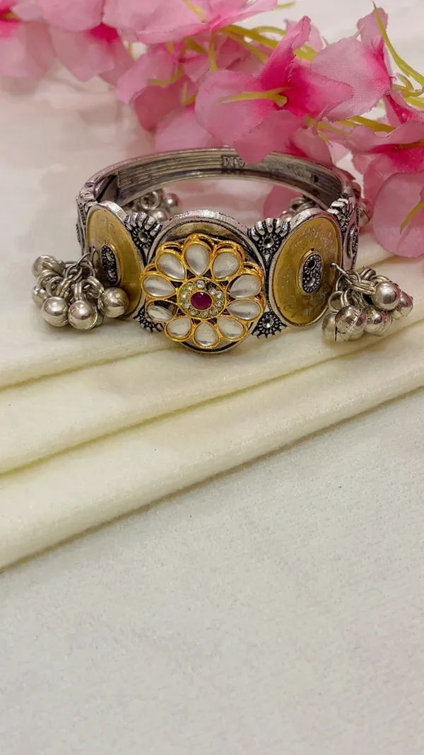 Silver_Tone_Floral_Embellished_Bangle_For_Women