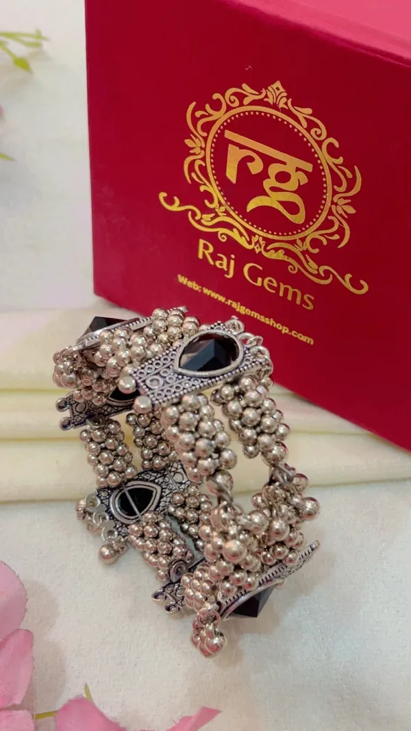 Silver_Oxidized_Stone_Studded_Bracelet_for_Women