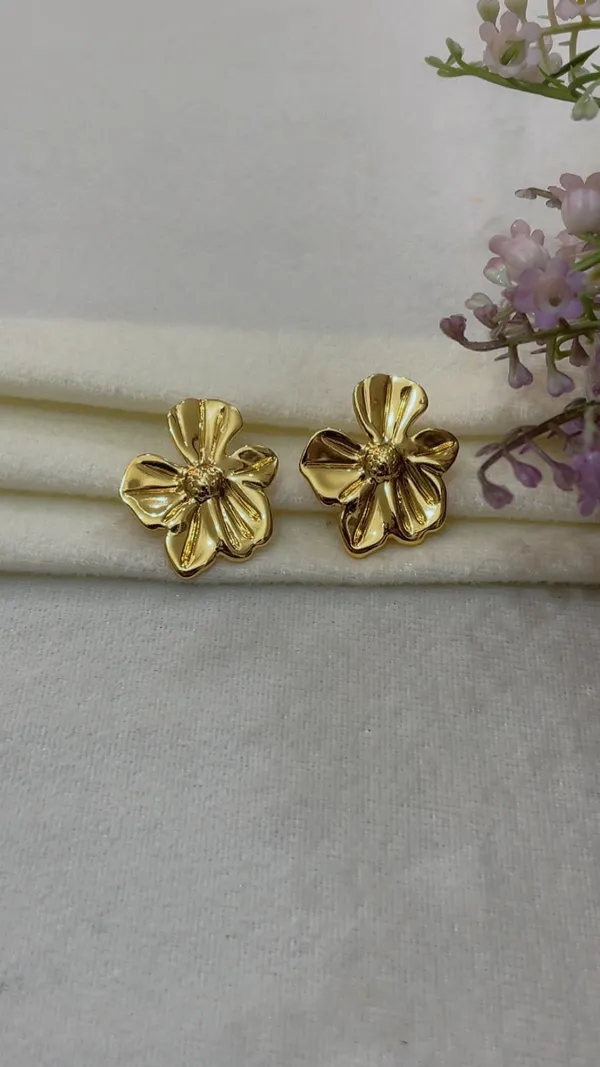 Gold-Tone_Floral_Stud_Earrings_for_Women