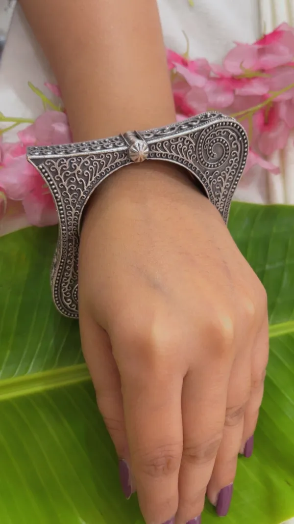 Silver-Tone_Oxidized_Square_Design_Bangle_for_Women