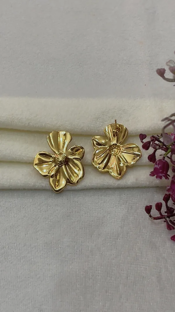 Gold-Tone_Floral_Stud_Earrings_for_Women
