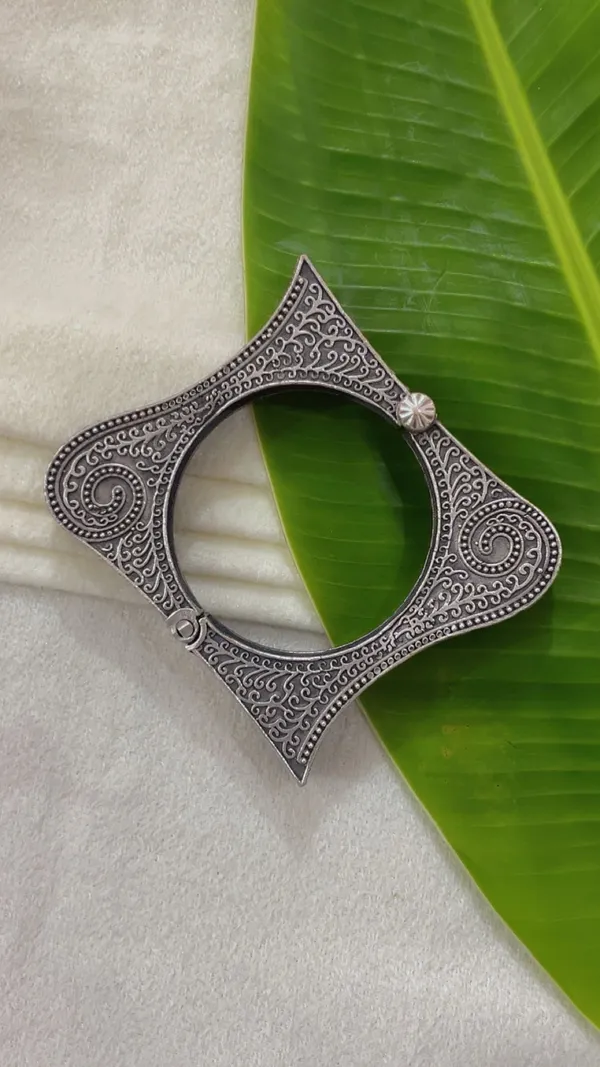 Silver-Tone_Oxidized_Square_Design_Bangle_for_Women