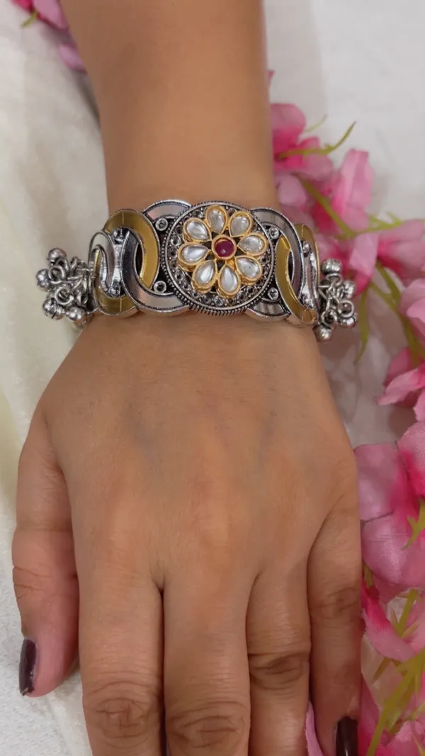 Silver_Tone_Floral_Embellished_Bangle_for_Women