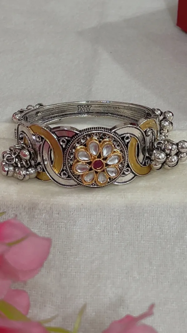 Silver_Tone_Floral_Embellished_Bangle_for_Women