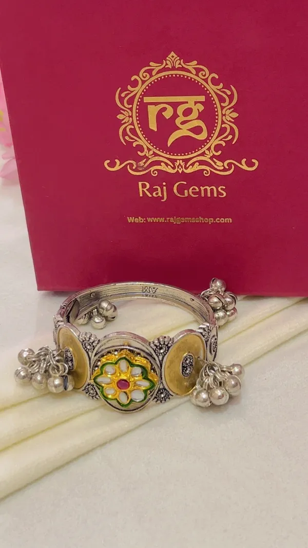 Silver_Oxidised_Floral_Charm_Bracelet_for_Women
