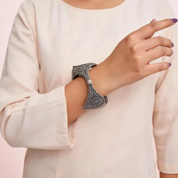 Silver-Tone_Oxidized_Square_Design_Bangle_for_Women