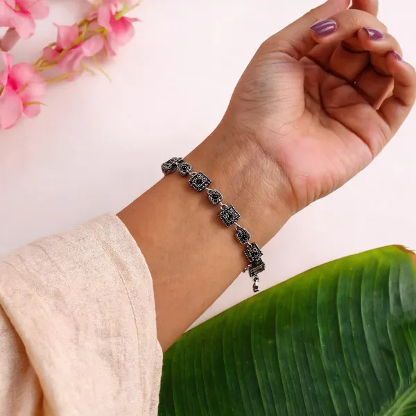 Black_Oxidized_Finish_Square_Motif_Link_Bracelet