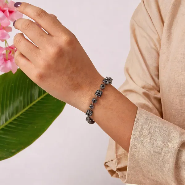 Black_Oxidized_Finish_Square_Motif_Link_Bracelet