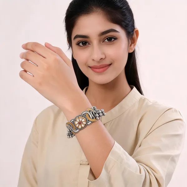 Silver_Tone_Floral_Embellished_Bangle_for_Women