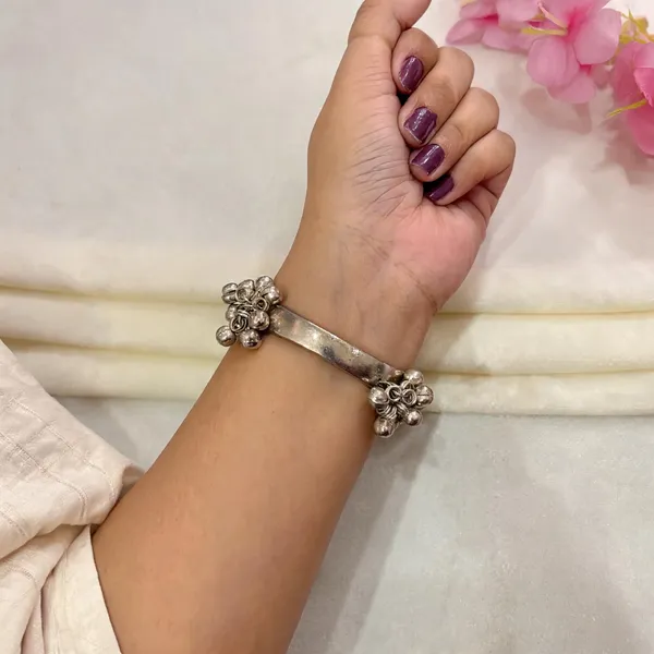 Silver_Oxidised_Floral_Charm_Bracelet_for_Women