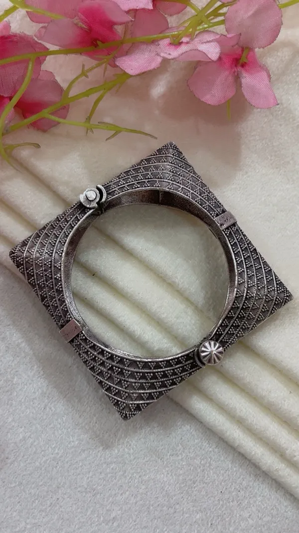 Silver_Oxidised_Broad_Cuff_Bracelet_for_Women