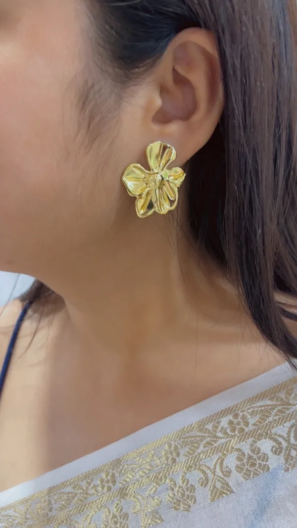 Gold-Tone_Floral_Stud_Earrings_for_Women