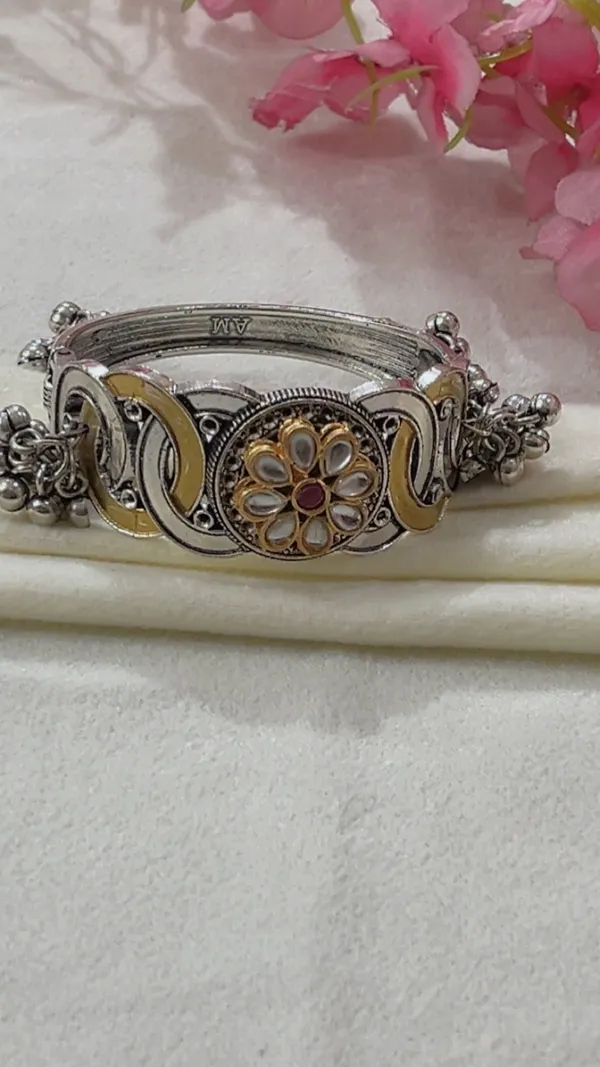 Silver_Tone_Floral_Embellished_Bangle_for_Women