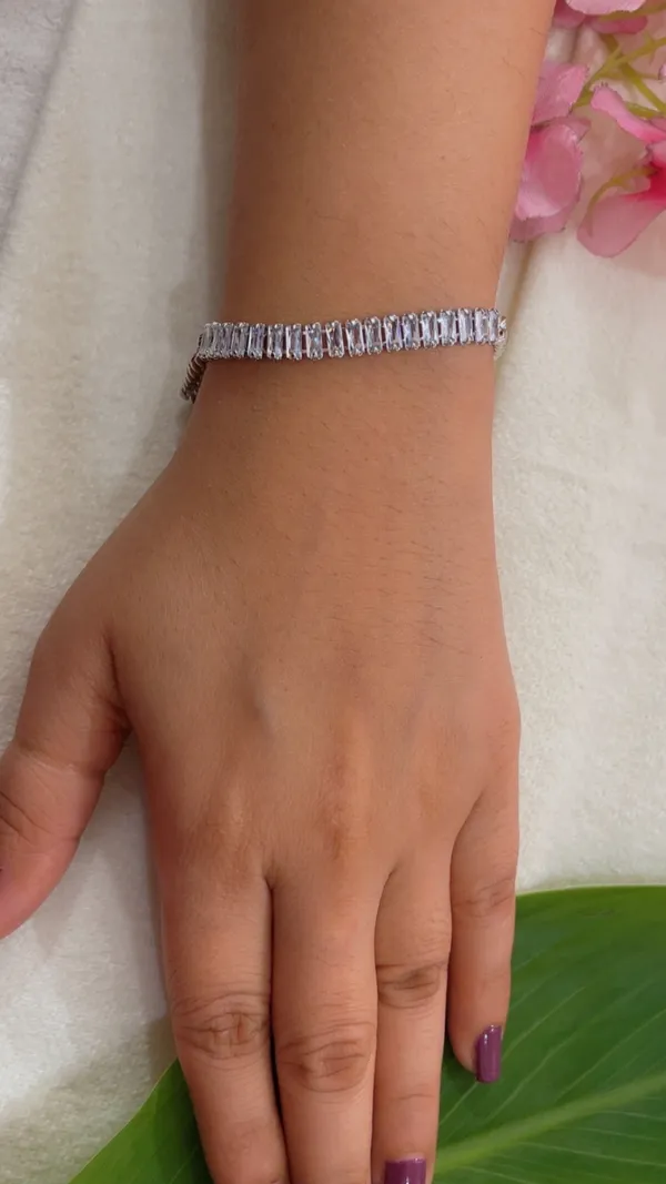Silver_Tone_Crystal_Link_Bracelet_for_Women