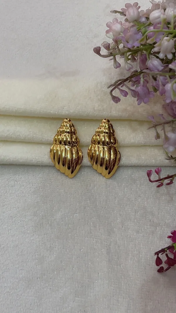 Gold_Tone_Textured_Shell_Stud_Earrings