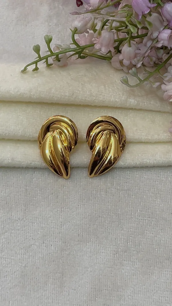 Gold_Tone_Leaf_Design_Stud_Earrings_for_Women