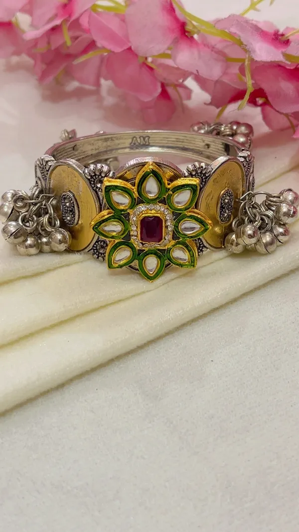Silver_Tone_Floral_Charm_Bracelet_for_Women