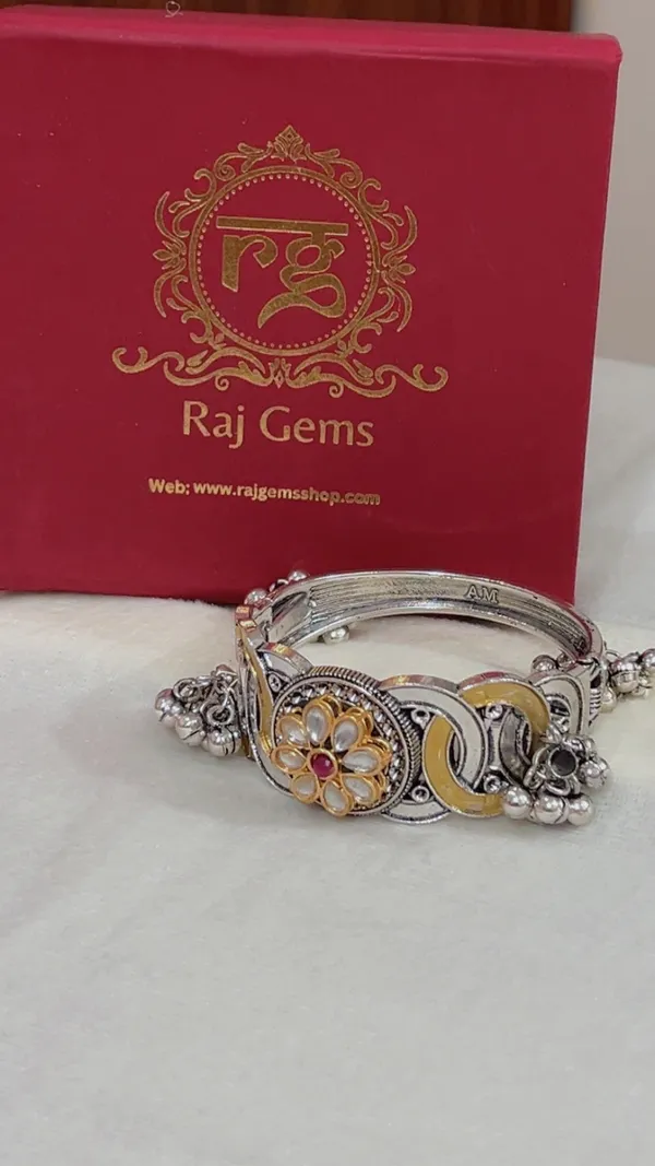 Silver_Tone_Floral_Embellished_Bangle_for_Women