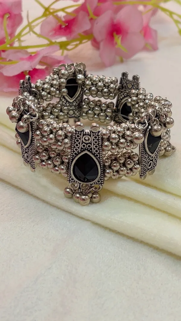 Silver_Oxidized_Stone_Studded_Bracelet_for_Women