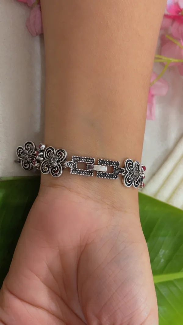 Silver-Tone_Floral_Bracelet_for_Women