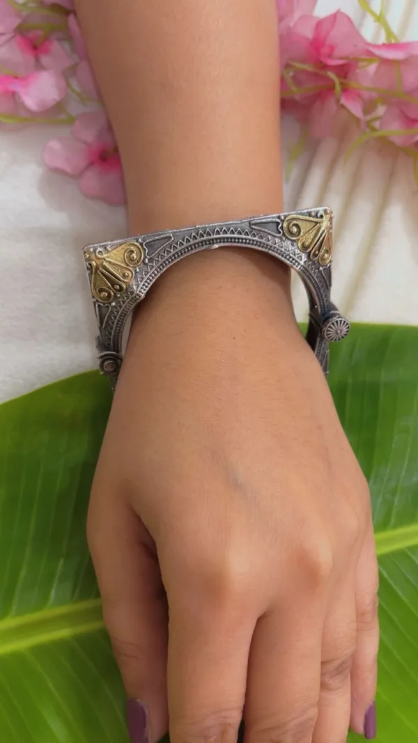 Oxidised_Metal_Geometric_Bangle_for_Women