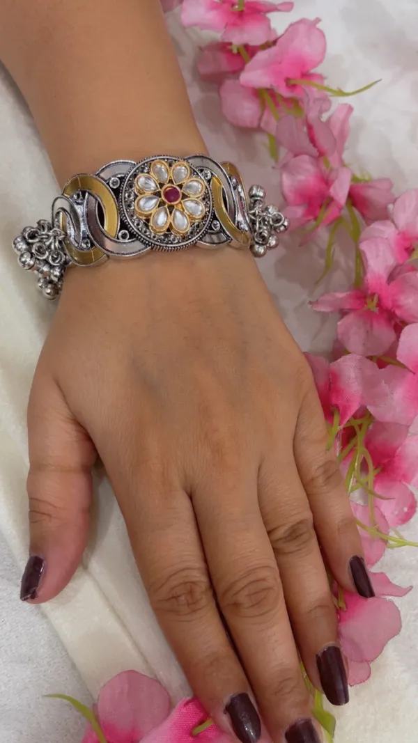 Silver_Tone_Floral_Embellished_Bangle_for_Women
